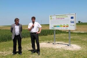Hervé Lapie, président de Symbiose et Raymond Joannesse, vice-président de la commission développement durable du conseil régional, inaugurent le « Parcours Découverte de la Biodiversité en milieu agricole ».