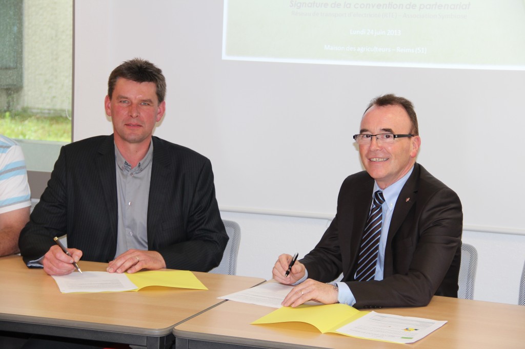 De gauche à droite : Hervé Lapie, Président de Symbiose ; Jean Louis Carlier, Directeur de projet RTE.