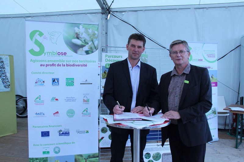 Hervé Lapie, président de Symbiose en présence de Raymond Joannesse, vice-président du conseil régional, signe les engagements de la Charte de Biodiversité en Champagne Ardenne.