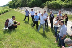 Jérémy Miroir présente au groupe l’intérêt de préserver la biodiversité sur les talus viticoles.
