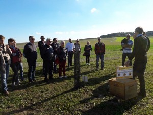 Francis Etienne, apiculture, explique le fonctionnement d’une ruche et le rôle des abeilles.