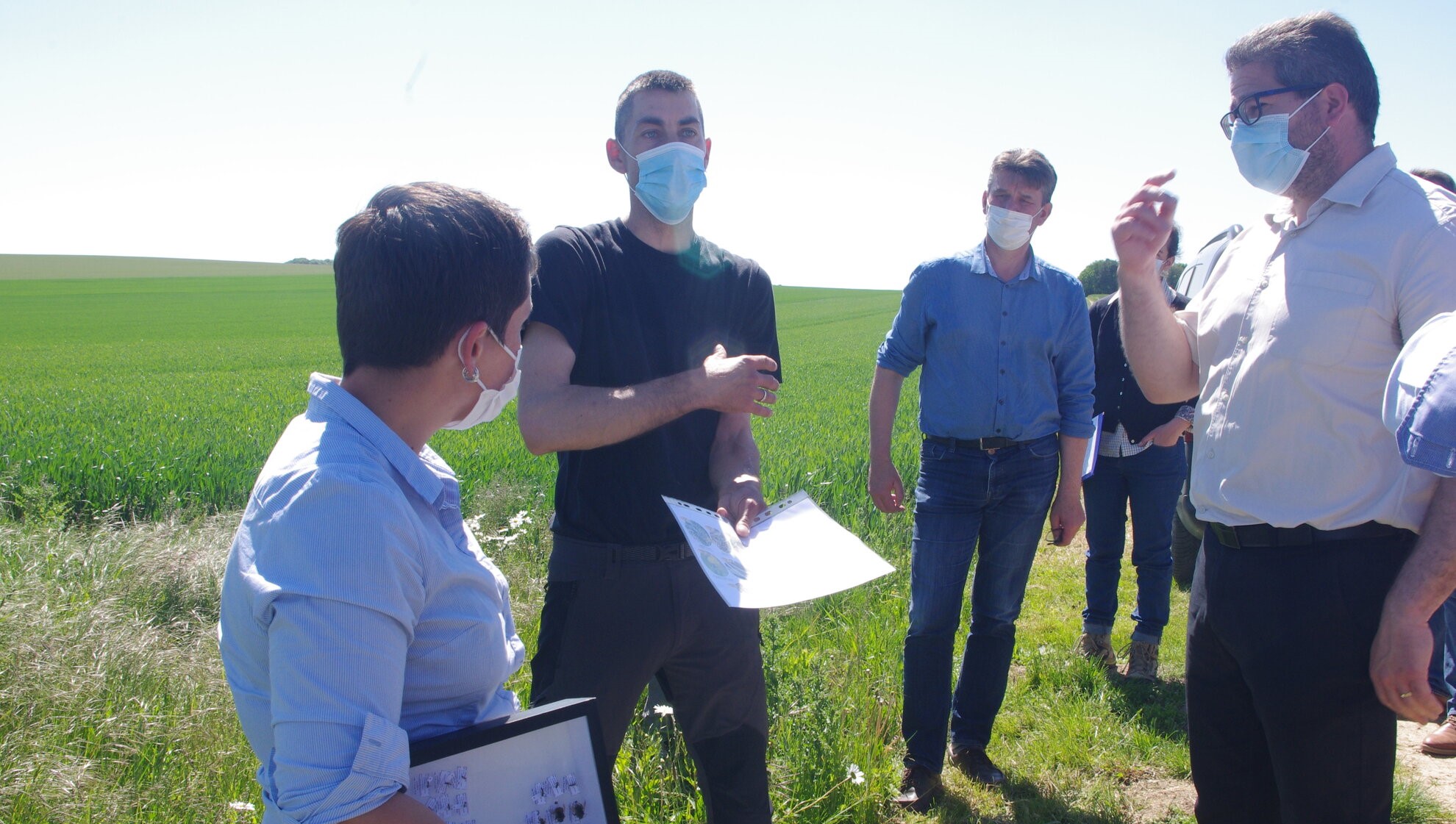 Clara Amy, Réseau Biodiversité pour les Abeilles, Jérémy Miroir de Miroir Environnement (écologue), Hervé Lapie, Président de Symbiose (au fond).